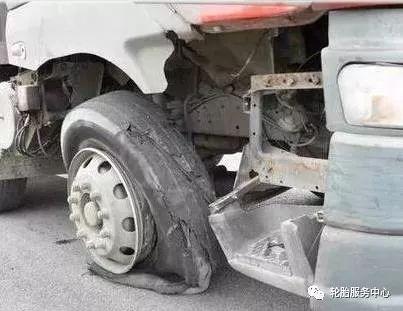 轮胎爆了视频,惊险瞬间!轮胎爆裂现场惊心动魄